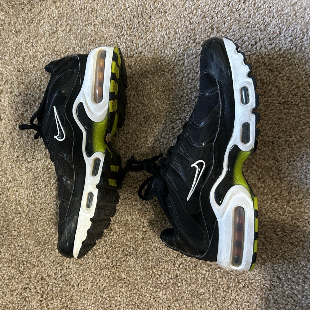 Nike Kids Black and Lime Sneakers